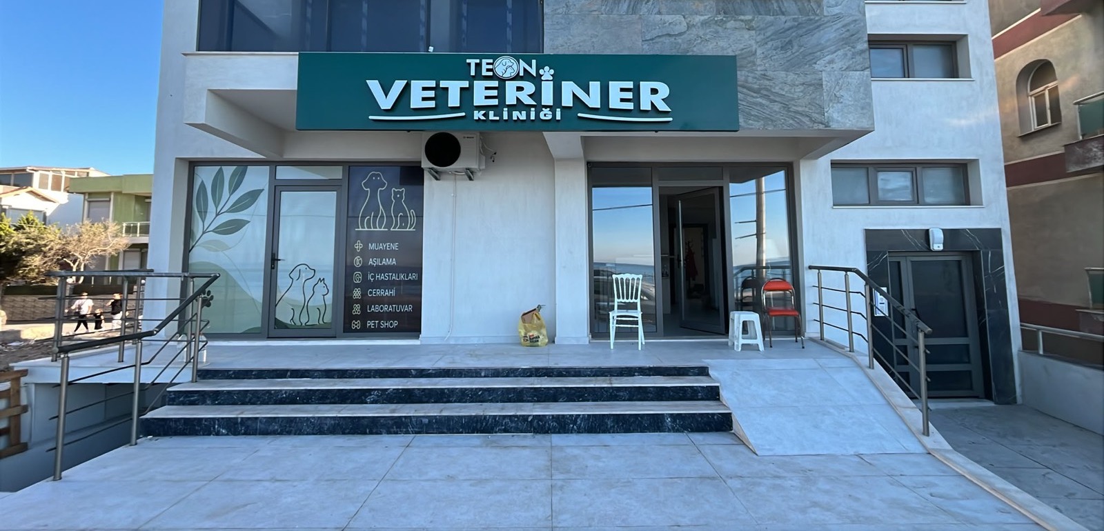 Güzelbahçe Mithatpaşa Caddesi'ndeki Teon Veteriner Kliniği binası ve tabelası