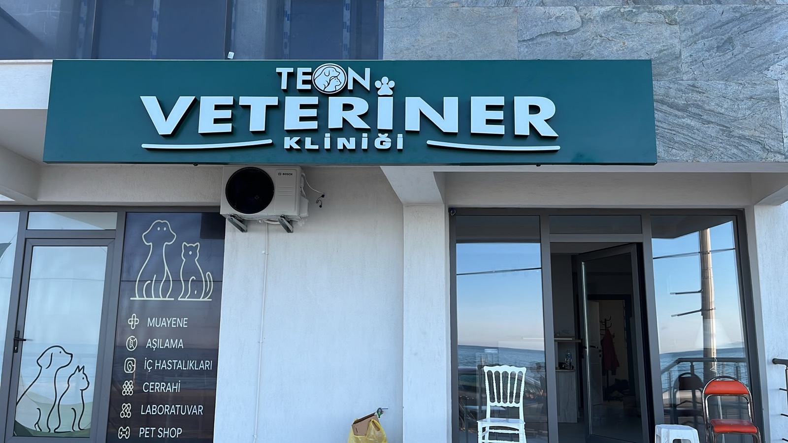Güzelbahçe Teon Veteriner Kliniği tabelası ve vitrini